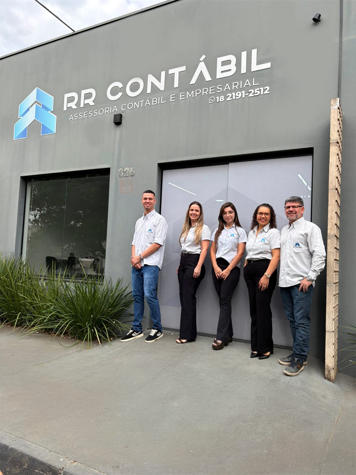 Fachada e equipe da RR Contábil em Penápolis SP
